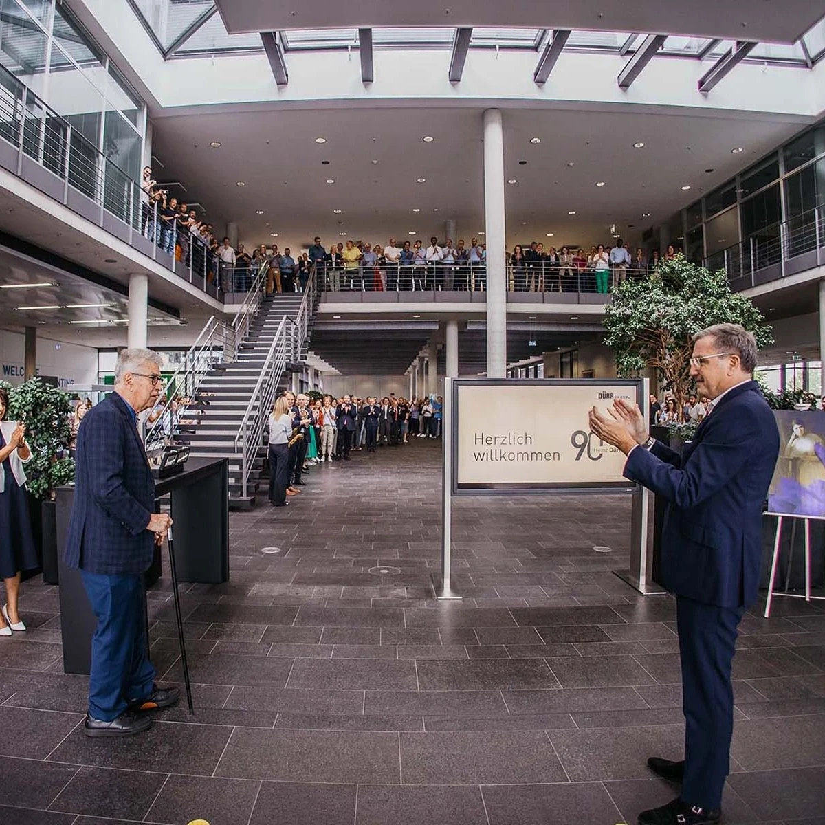 Dürr employees are welcoming Heinz Dürr on his 90th birthday