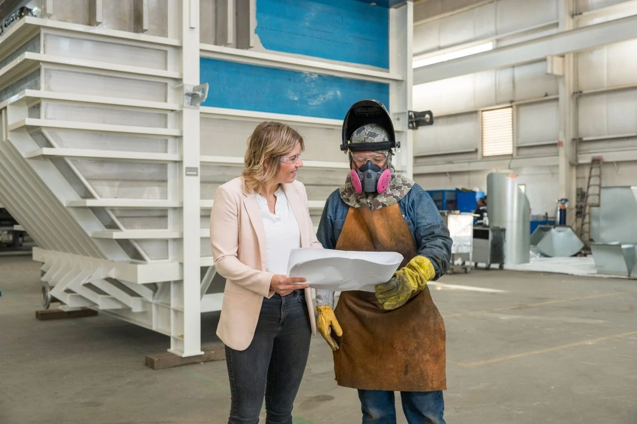 Anja Walthart with an employee in the production hall