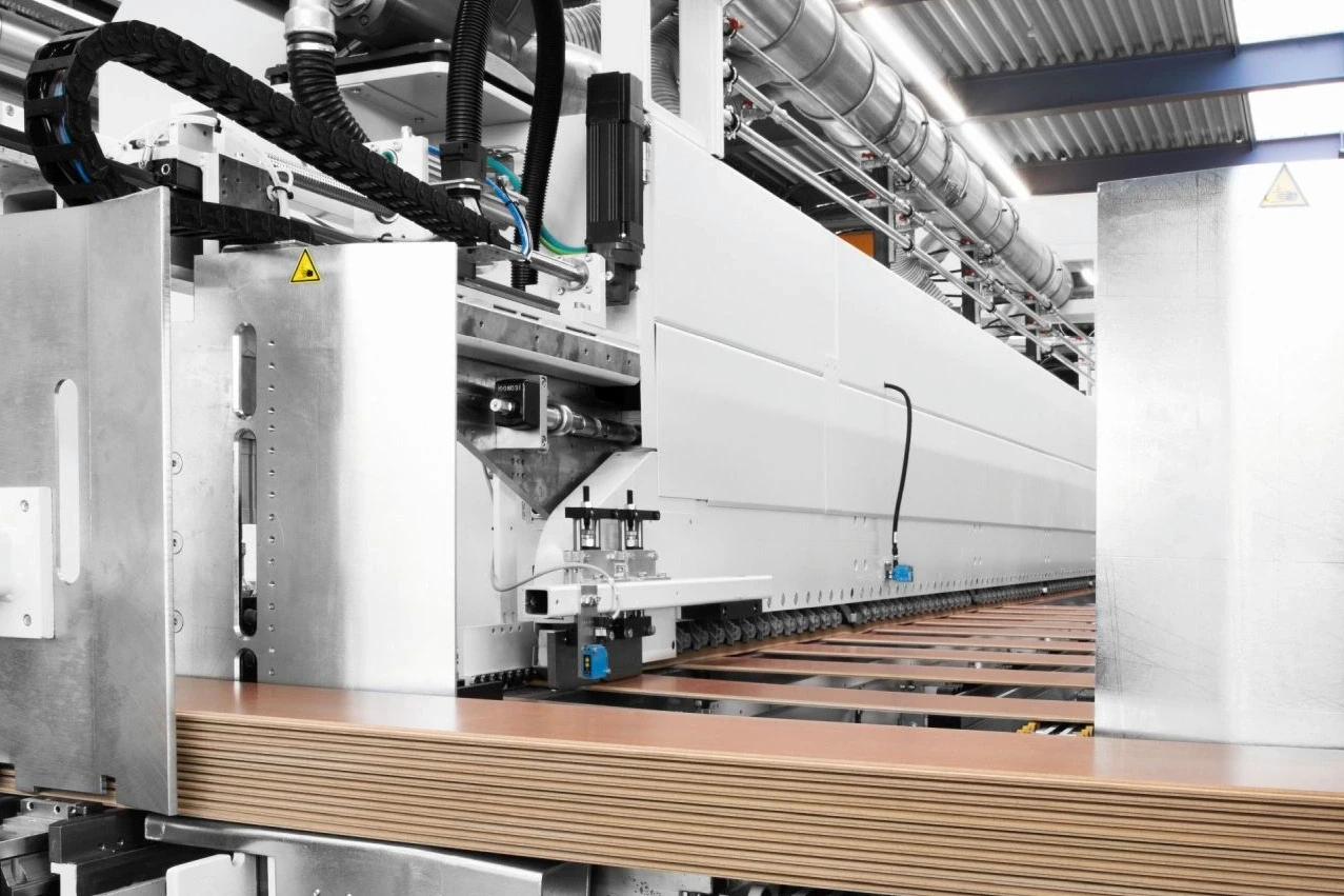 Tenonteq D-800 producing flooring boards