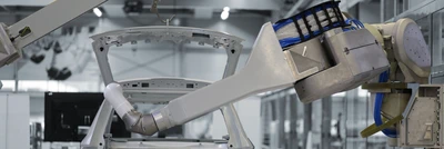 Greater efficiency in the paint booth: The EcoRP E043i seven-axis robot dispenses with a displacement rail and works together with the six-axis EcoRP E/L033i lid opener in interior paint applications.