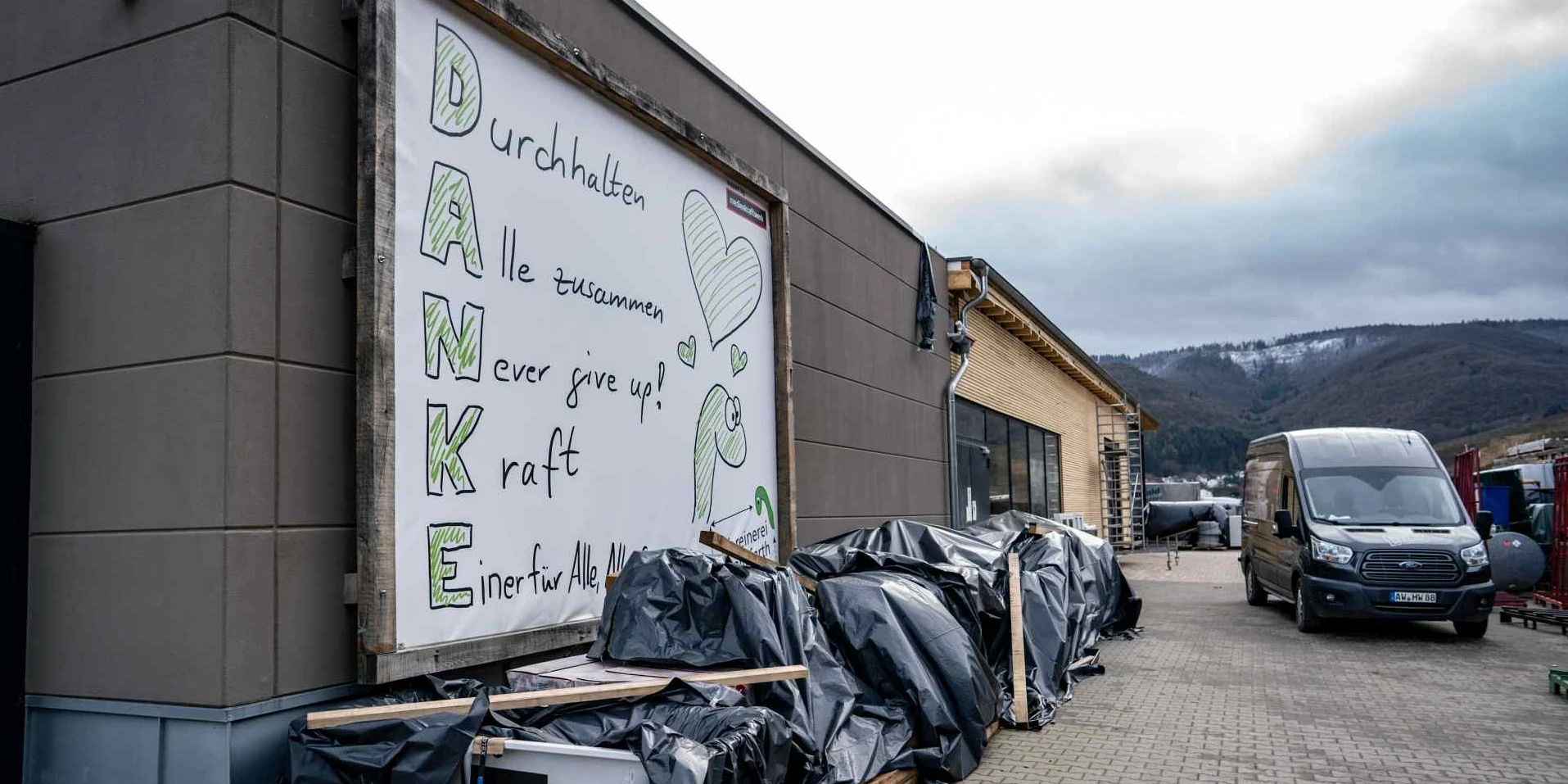 "DANKE" Banner an Schreinerei Rönnefarth  