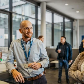 Mitarbeitende diskutieren Ideen