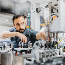 BBS Automation Mitarbeiter an einer Anlage