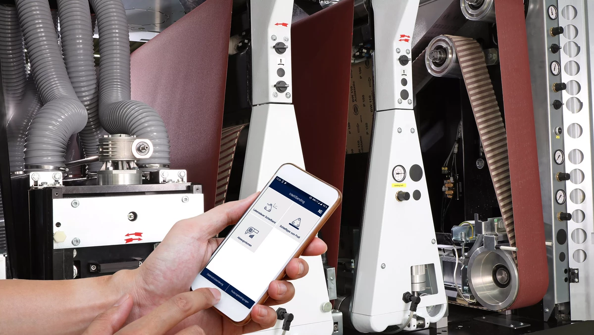 intelliSanding App auf Handy vor Maschine