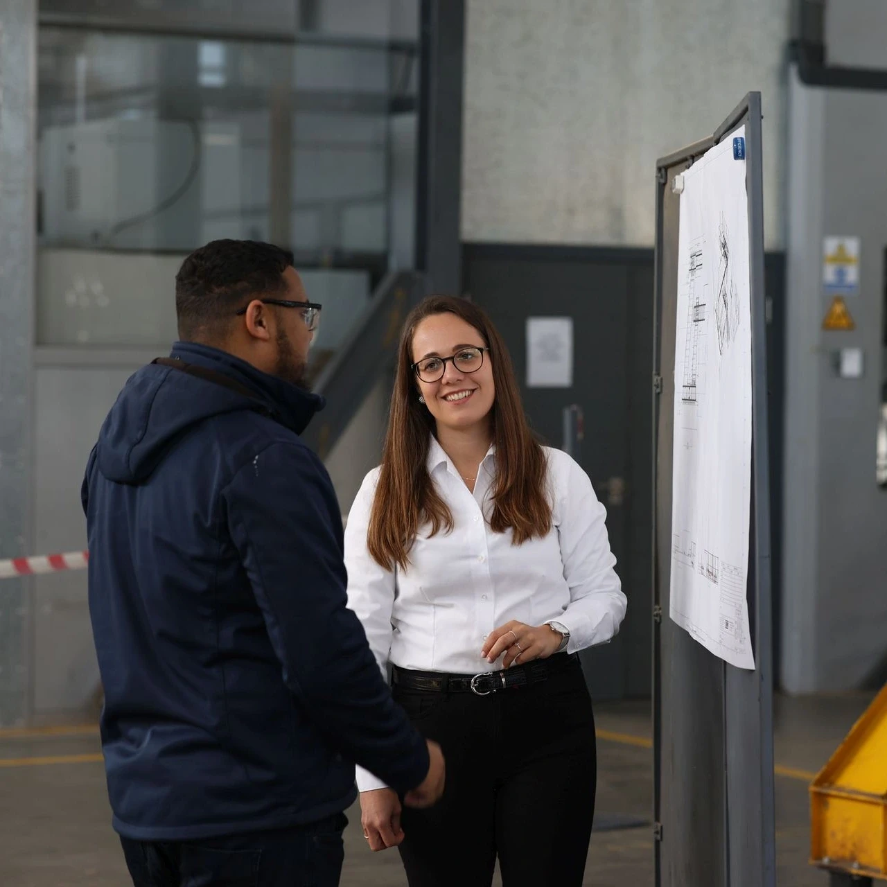 Trainee Melanie Will im Austausch mit einem Kollegen 