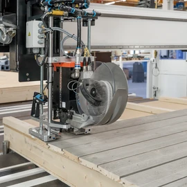 Fassadenbearbeitung with WALLTEQ The facade shoe makes it possible to attach and format wooden facades semi-automatically.