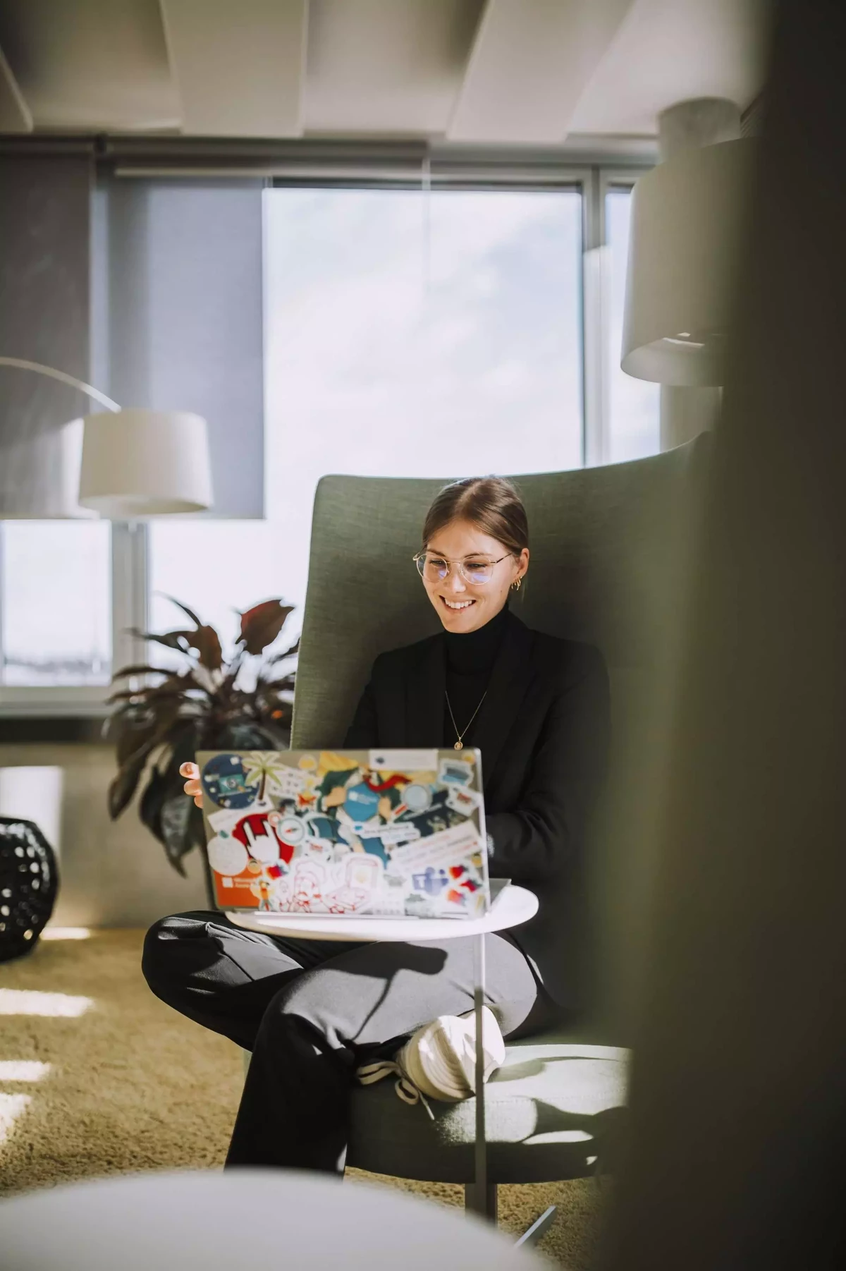 Mona Daub in buntem Arbeitsumfeld