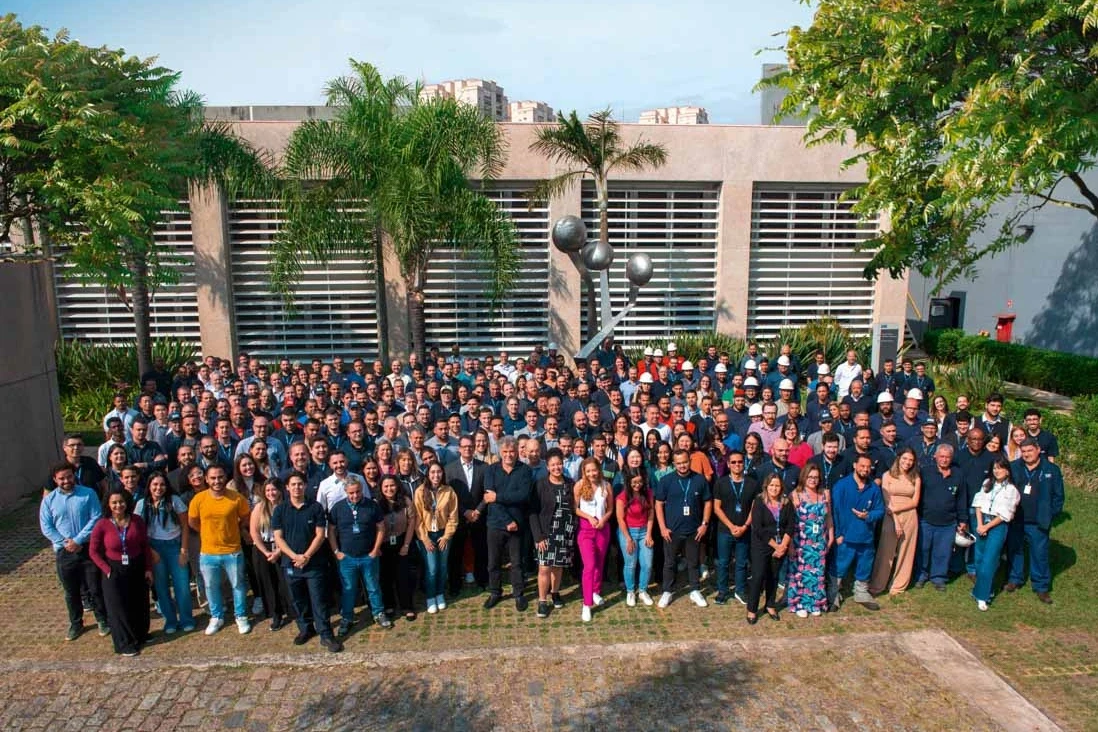 Dürr Brasil employees in front of the building