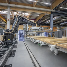 Roboter zum vollautomatisierten Plattenauflegen auf dem Riegelwerk 
