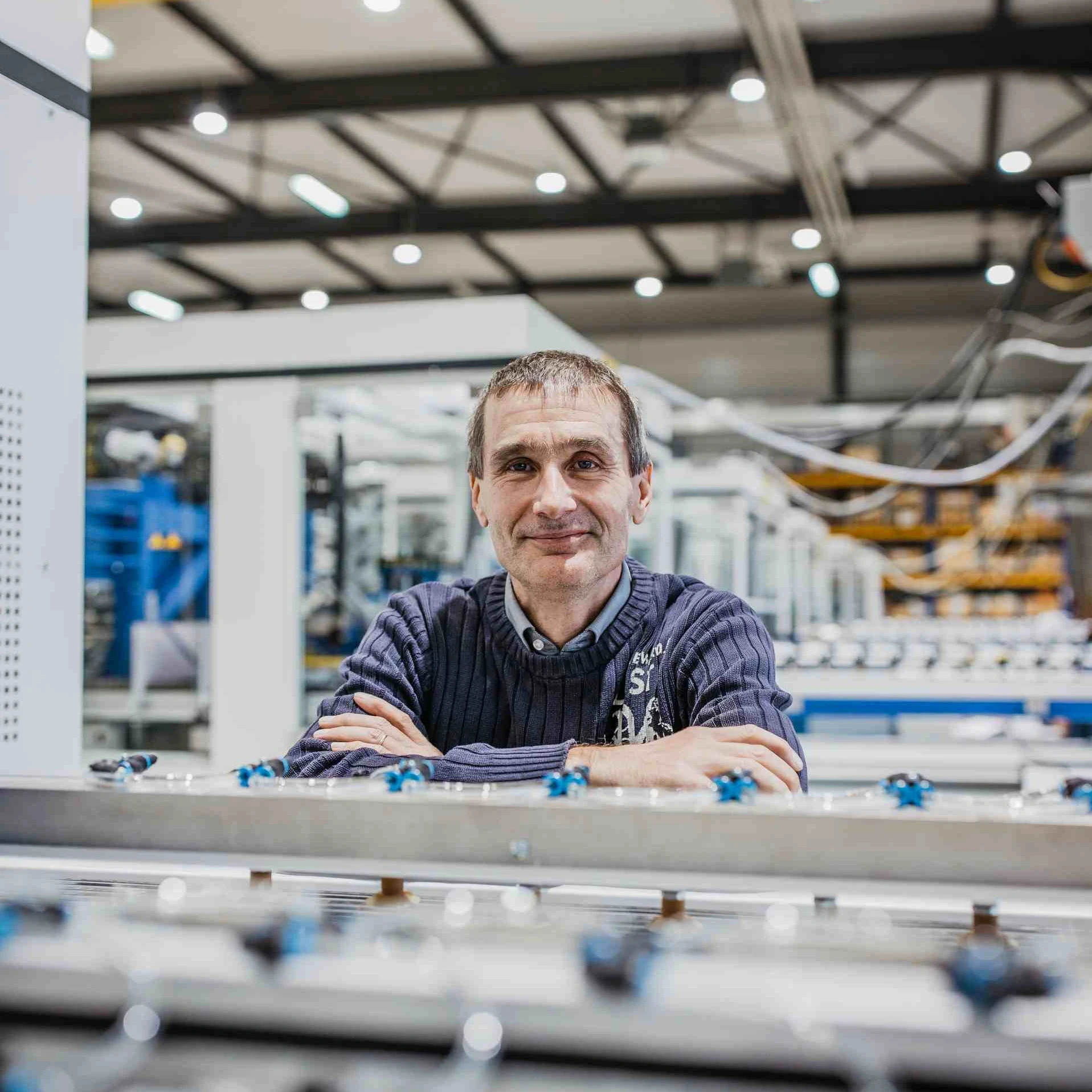 Thomas Fischer in der Teamtechnik Produktionshalle