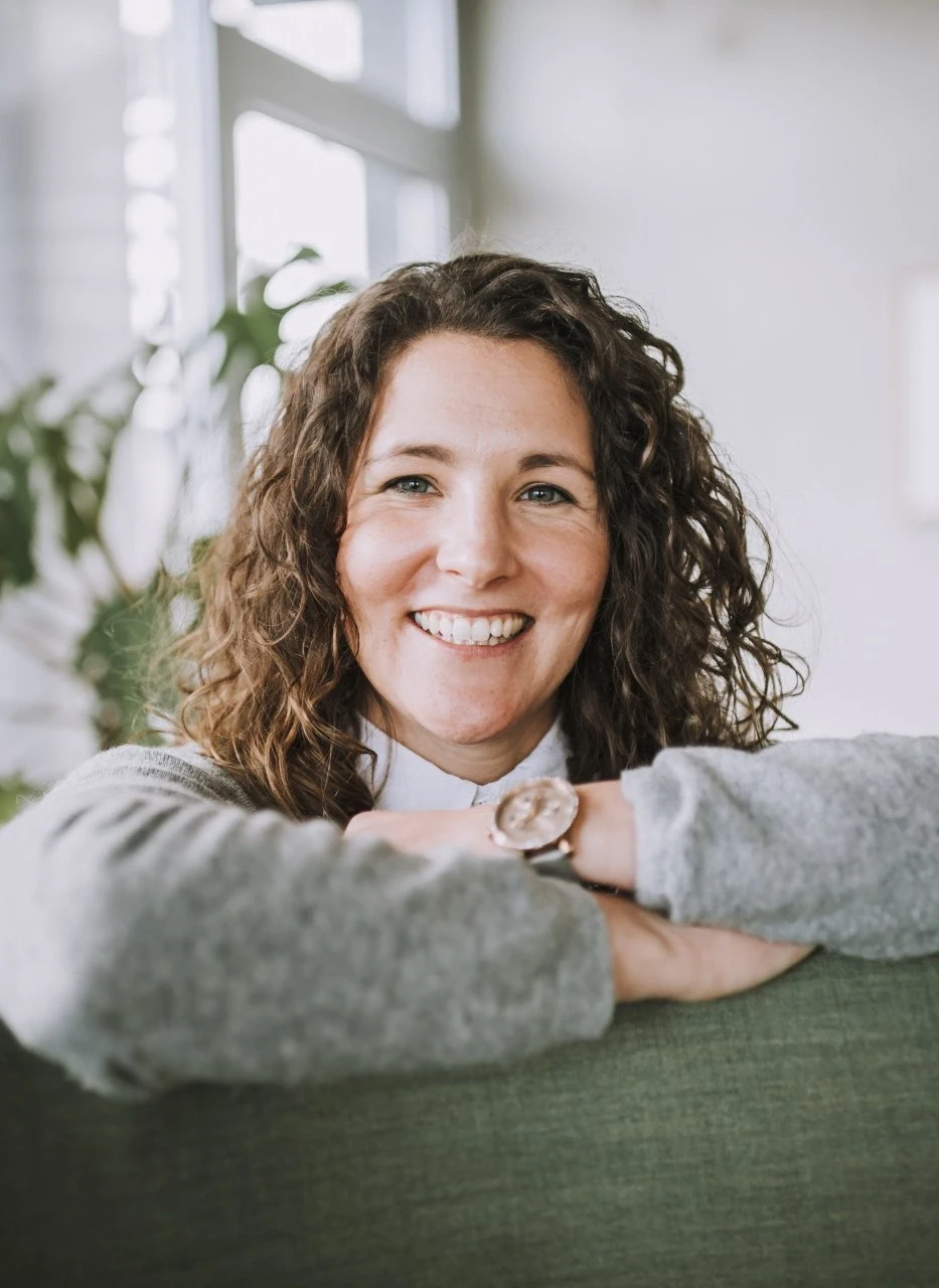 Ricarda Hohn smiling in the office