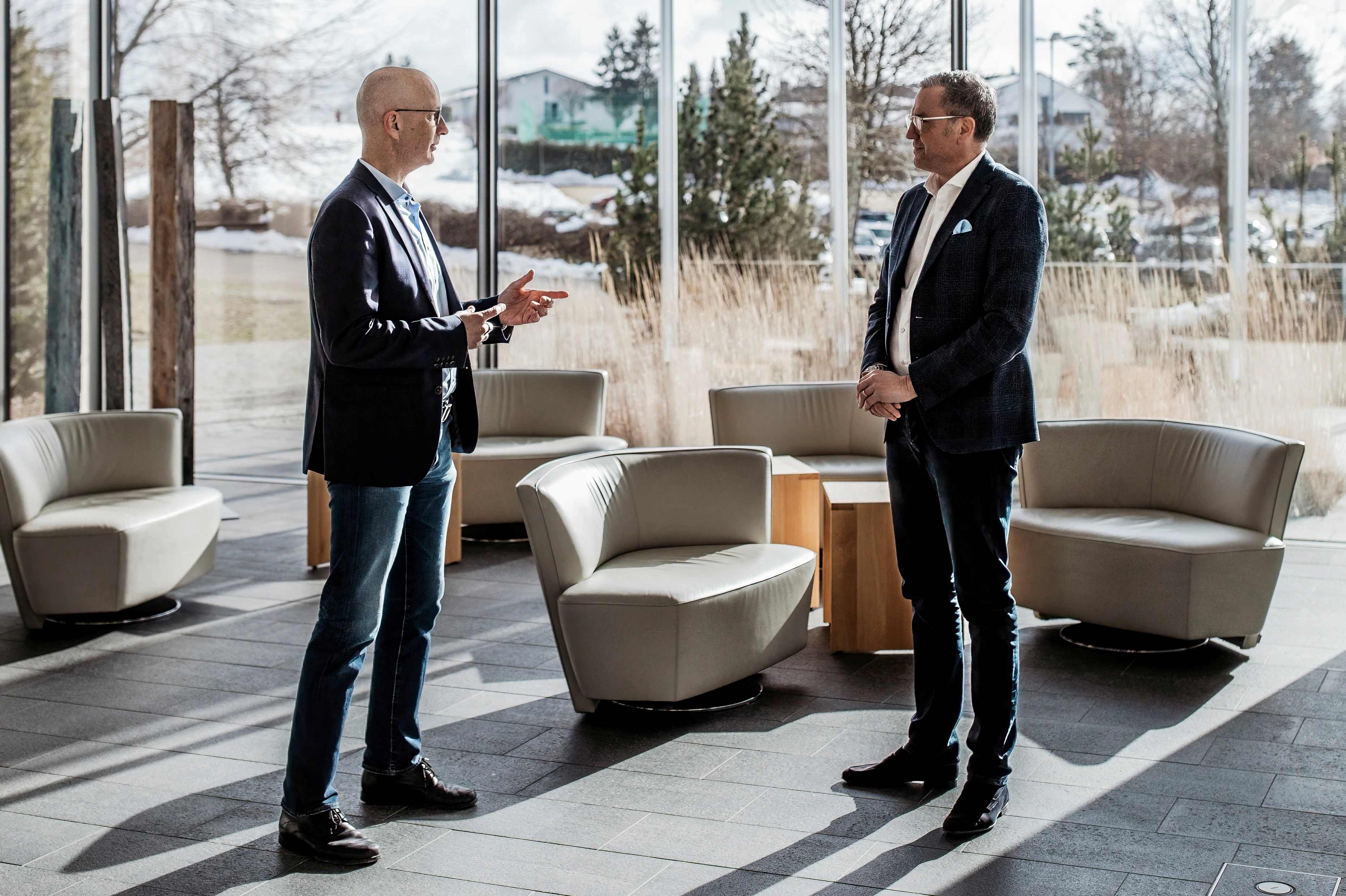 Jochen Weyrauch speaking with Heimo Fischer