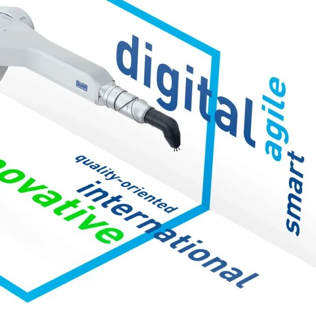 Roboter druckt Attribute digitaler Produkte: innovative, international, quality-oriented, digital, agile, smart