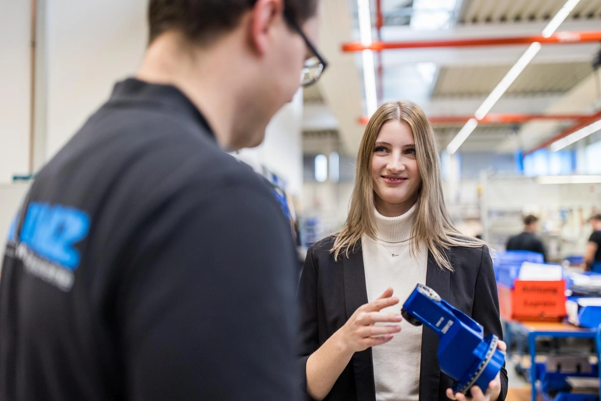 Jasmin Eble mit einem Benz Bauteil und einem Kollegen