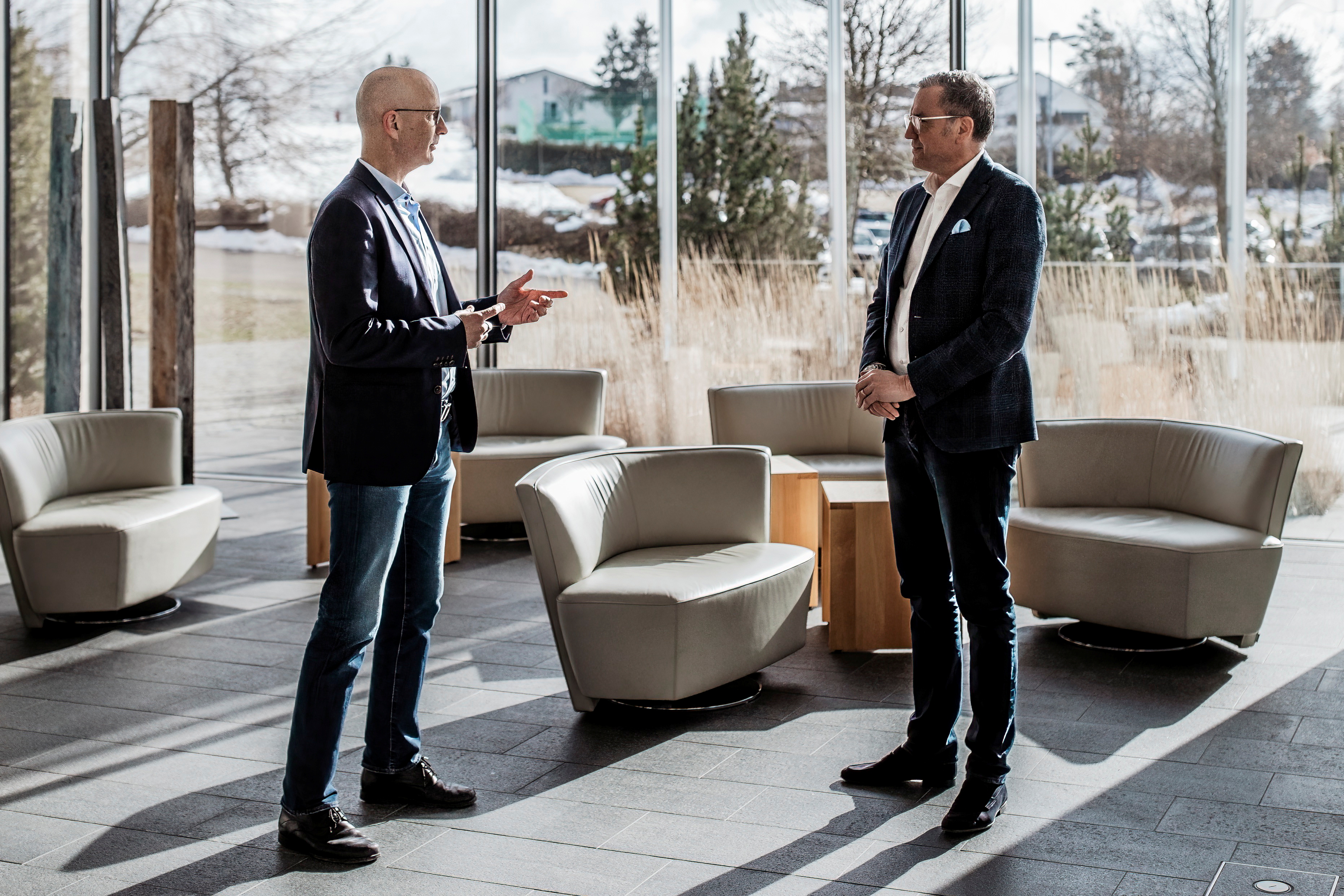 Jochen Weyrauch speaking with Heimo Fischer